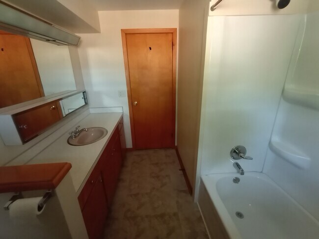 Bathroom - 2526 Poplar St NW