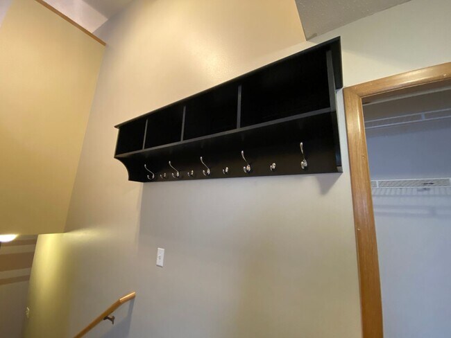 Foto del edificio - 3 Bedroom Twinhome!!