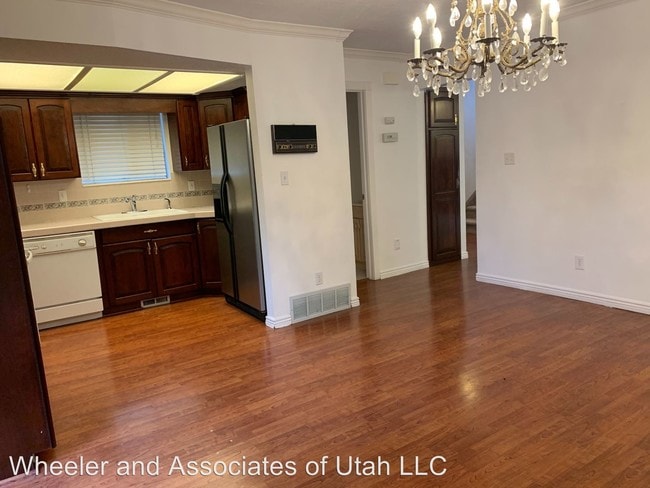 Building Photo - 4 br, 3.5 bath House - 1120 Canyon Rd. #24