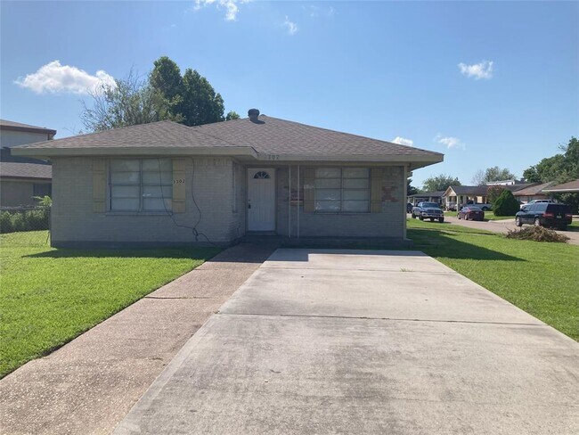 Building Photo - 3302 Bluefield Dr