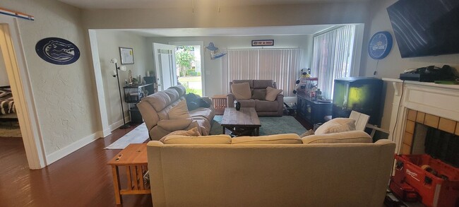 Building Photo - Charming 3 Bed / 2 Bath Home Just Minutes ...