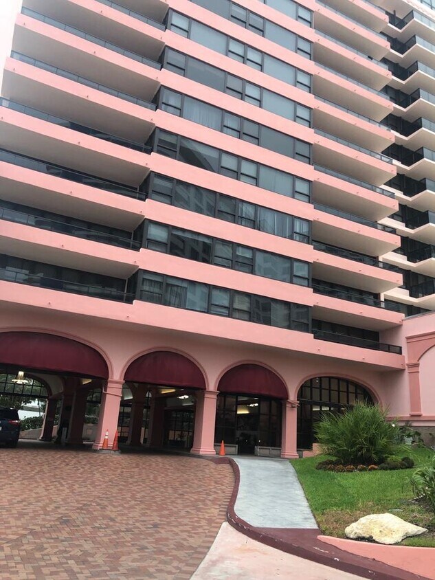 Foto principal - 5225 Collins Ave