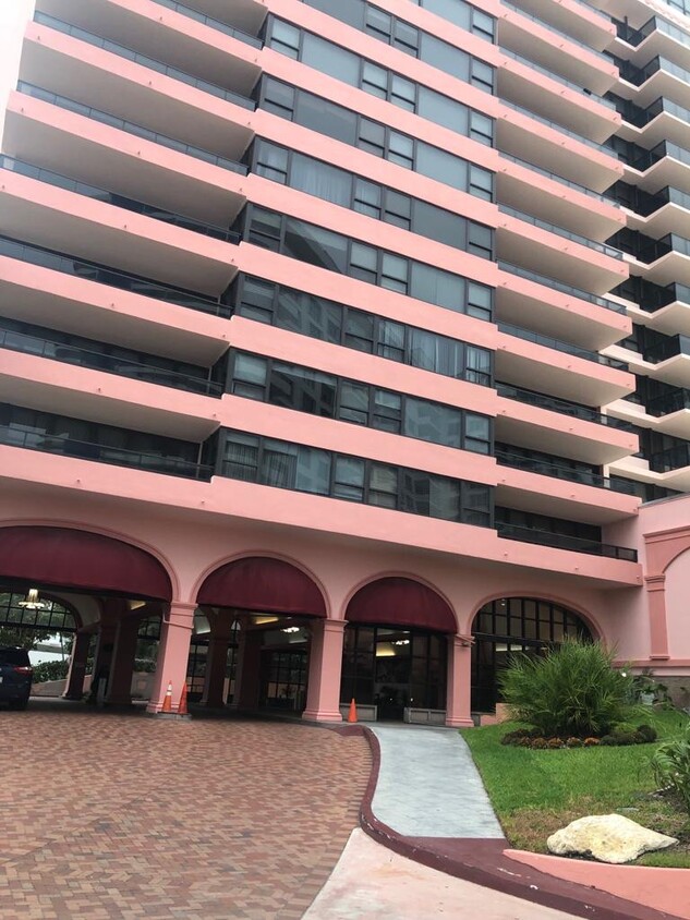 Primary Photo - 5225 Collins Ave