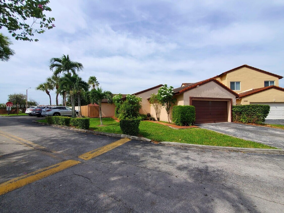 Primary Photo - 1098 SW 134th Ct
