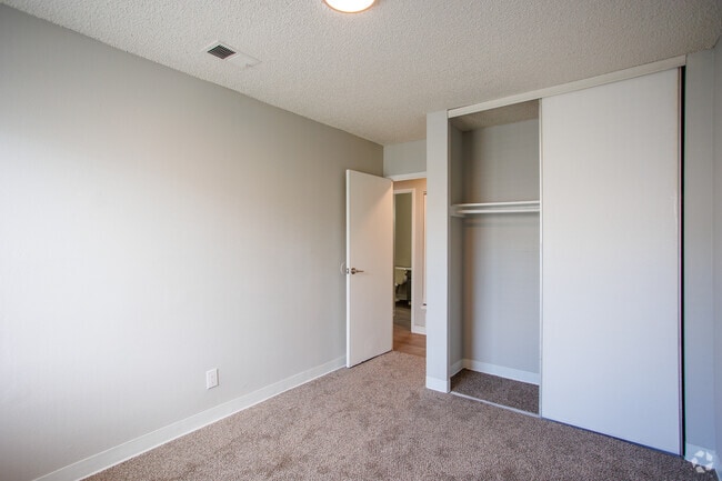 River Platinum - Secondary Bedroom - Valley Apartments