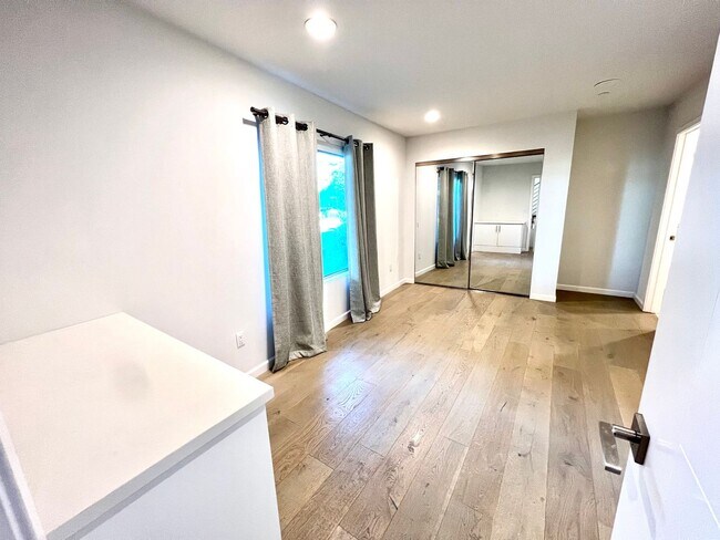 Foto del edificio - Santa Monica - Luxury Townhome w/ Loft!  (...
