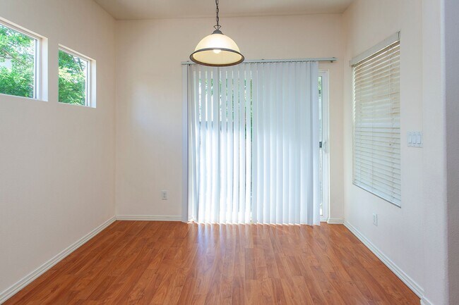 Foto del edificio - Move-In Ready Sparks Home with 2 Car Garage