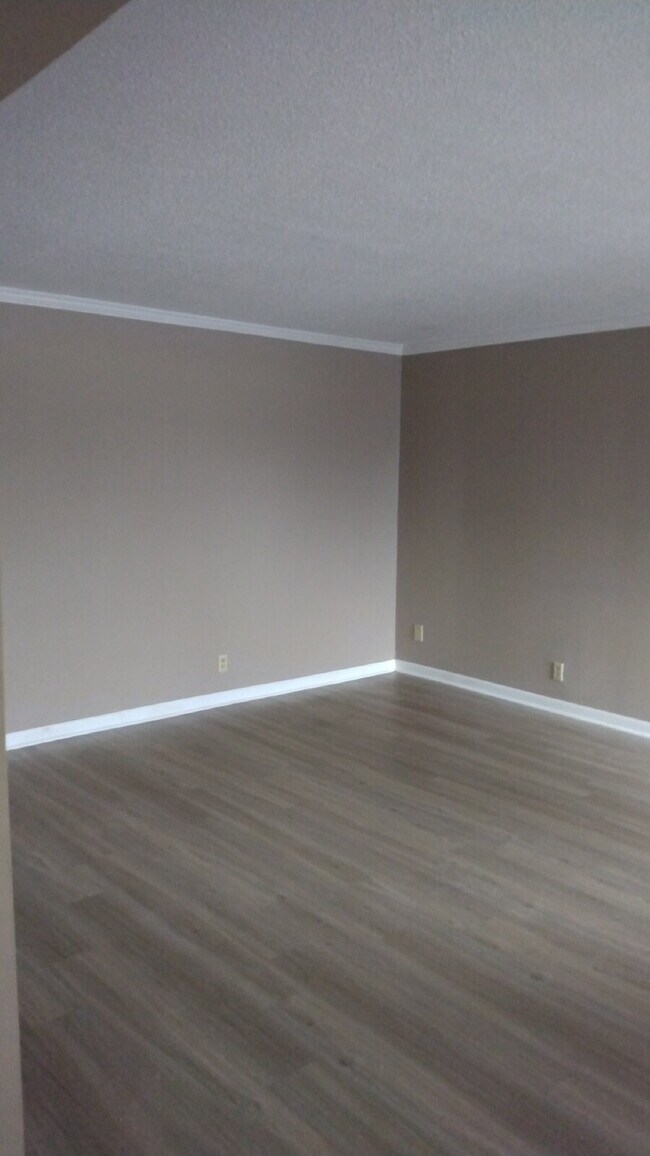 Foto del edificio - Beautiful and spacious 2BR/1BA downstairs unit at The Chateau Royale Apartments. This unit is ren...