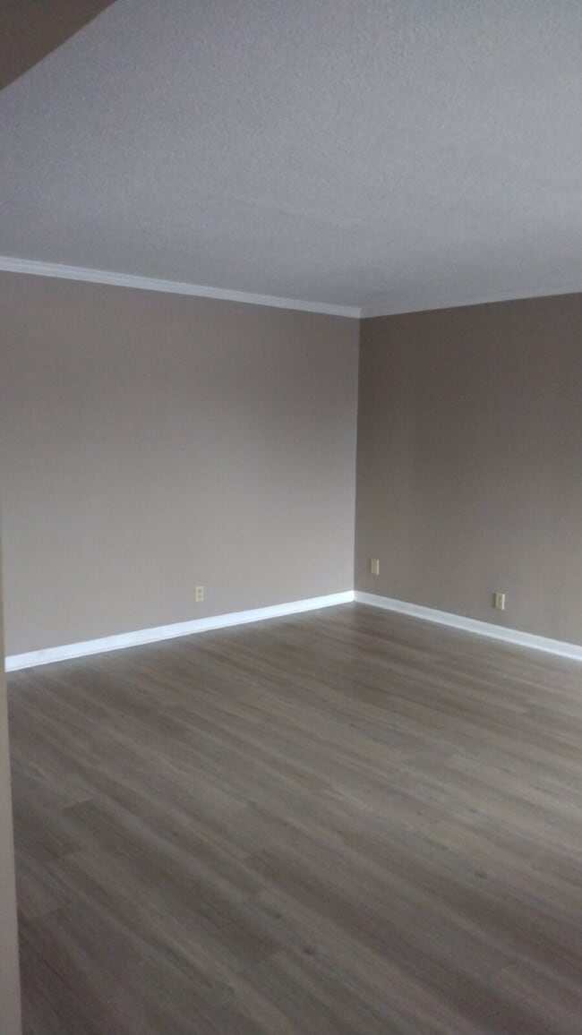 Building Photo - Beautiful and spacious 2BR/1BA downstairs unit at The Chateau Royale Apartments. This unit is ren...
