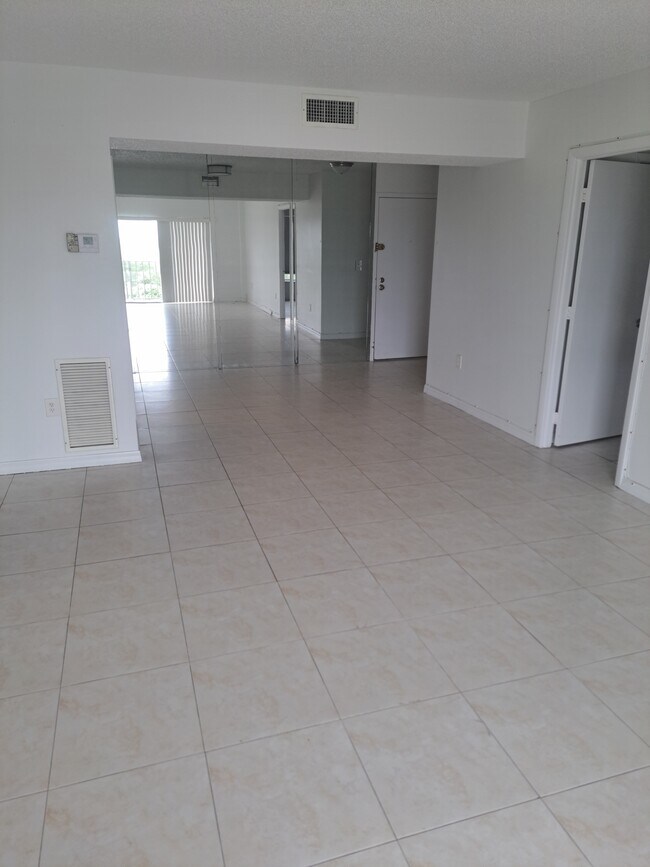 Foto del edificio - 4164 Inverrary Dr