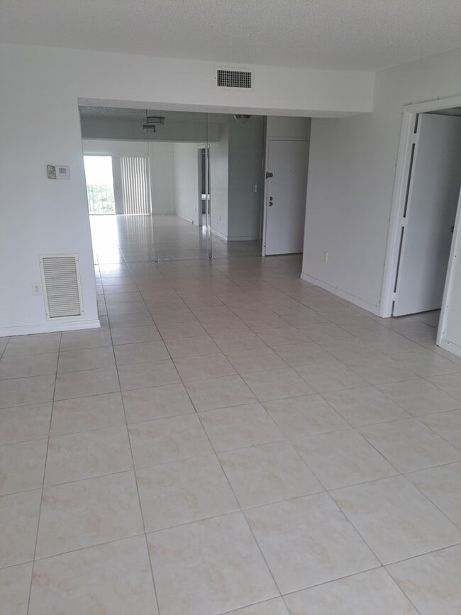 Building Photo - 4164 Inverrary Dr