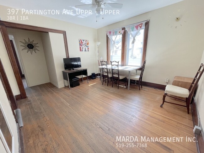 Photo du bâtiment - COZY 3 BED/1 BATH UPPER UNIT BY UNIVERSITY...