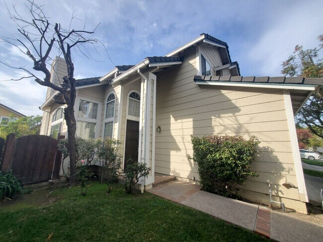 Foto del edificio - Beautiful Spacious 2 Story 4 Bed/2.5 Bath Home For Rent in Fremont, Ca.!!!