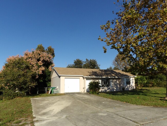 Building Photo - 3 Bedroom 1 bath Call Carole Arcaro Delton...