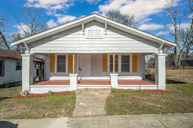 Foto del edificio - Renovated 3/1 in Quiet Neighborhood, Secti...