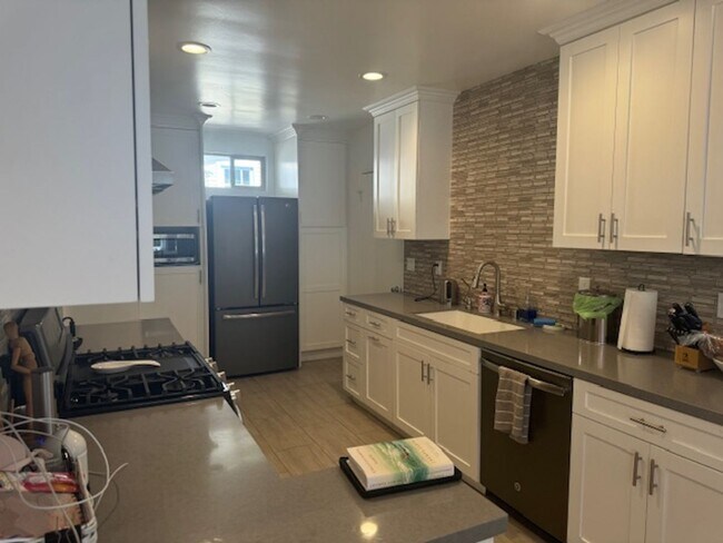 Foto del edificio - La Crescenta 3 bedroom 2 bath updated home.