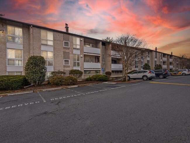 Building Photo - 5608 Bloomfield Dr