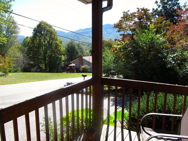Building Photo - Cottage Close to Downtown Black Mountain