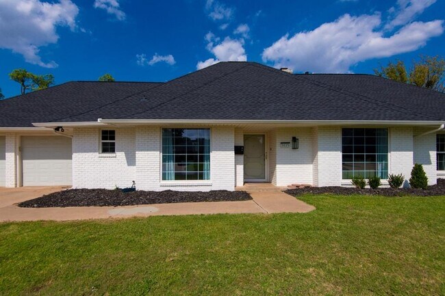 Foto del edificio - 3025 Regency Ct