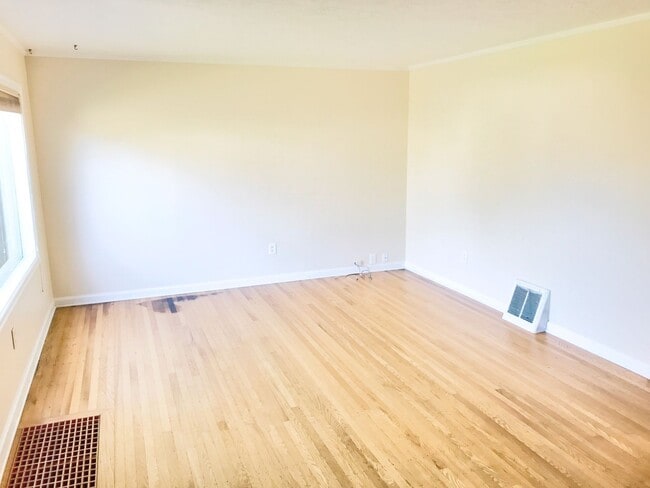 Building Photo - Mt. Tabor Adorable Bungalow on Quiet Stree...