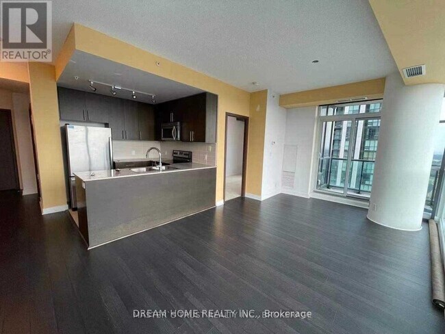 Building Photo - 3985-3985 Grand Park Dr
