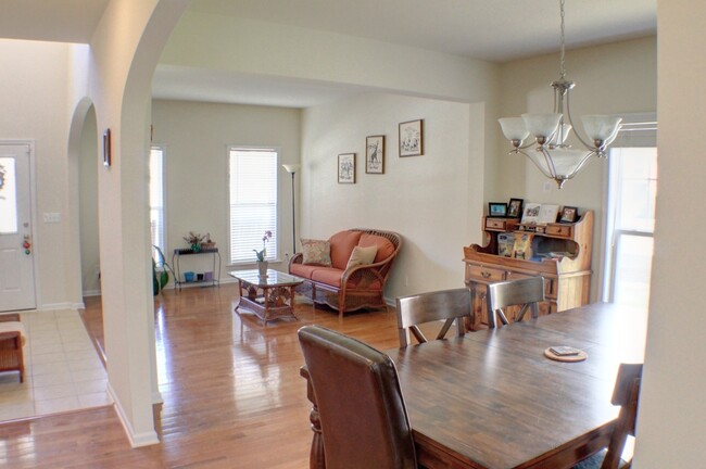 Building Photo - Spacious and sunny 4 bedroom with bonus ro...