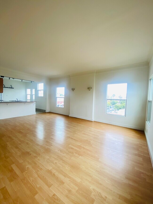 Foto del edificio - 251 N Kenmore Ave