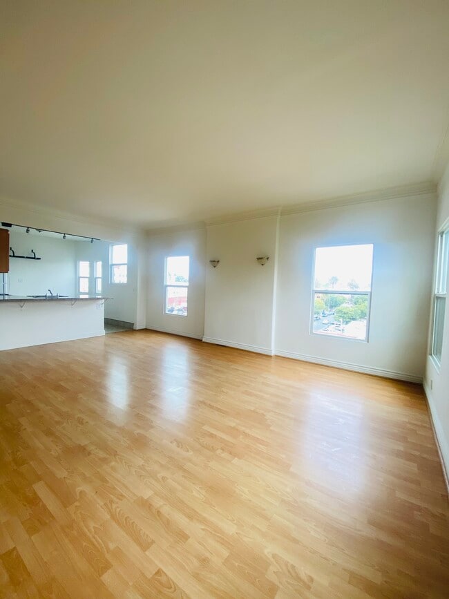 Building Photo - 251 N Kenmore Ave