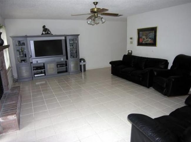 Building Photo - 3-Bedroom Home in Oxbow Neighborhood