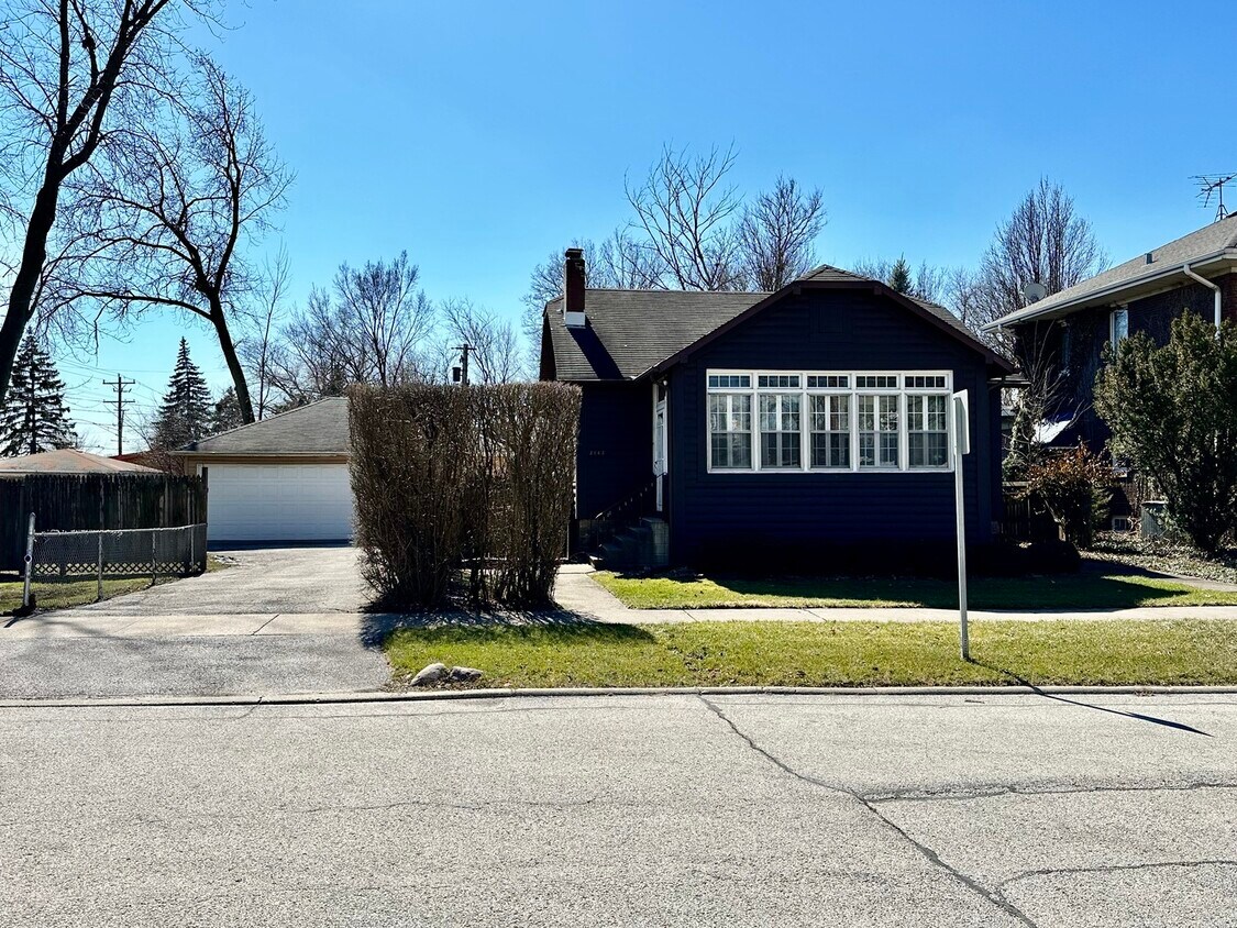 2143 Ridge Rd, Homewood, IL 60430 House Rental in Homewood, IL