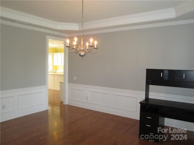 Building Photo - 432 Willow Brook Dr
