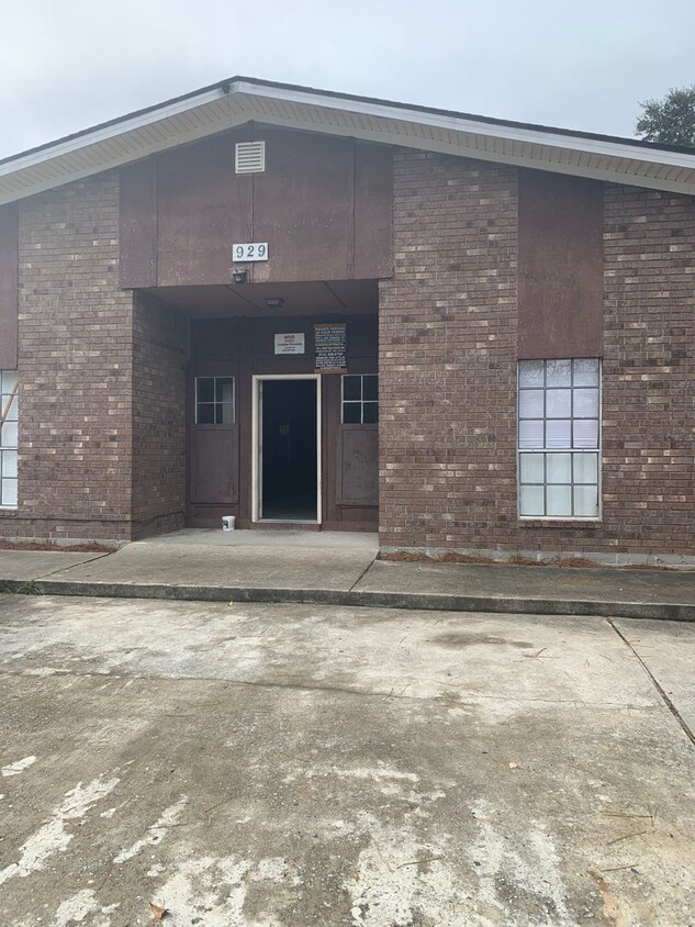 Primary Photo - 929 Live Oak Dr