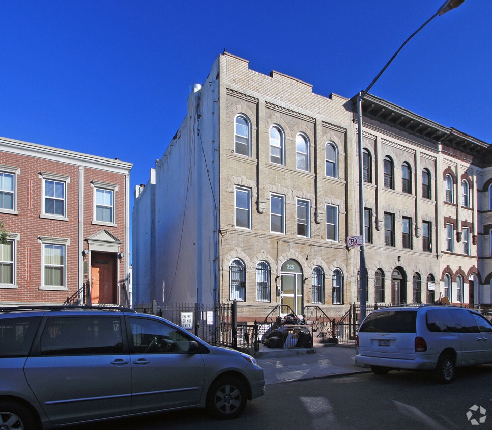Primary Photo - 225 Eldert St