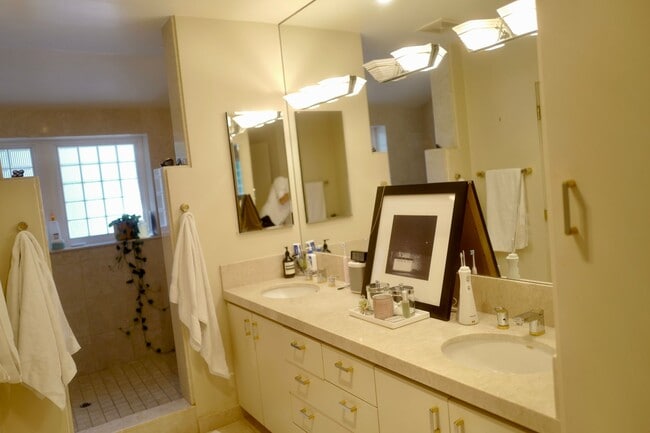 Building Photo - Coming Soon! Cozy home in South Pasadena.