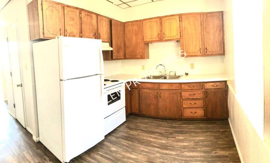 Primary Photo - Huge, Rare 3 bed in Charming Building