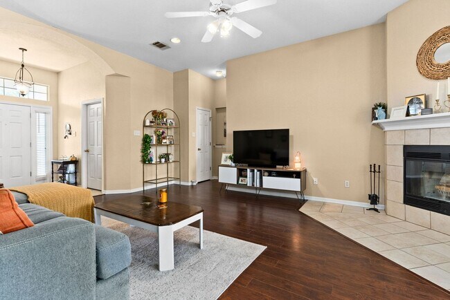 Building Photo - 804 Woodhollow Dr