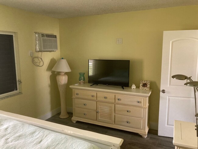 Building Photo - AVAILABLE JANUARY 1-2025-Furnished One Bed...