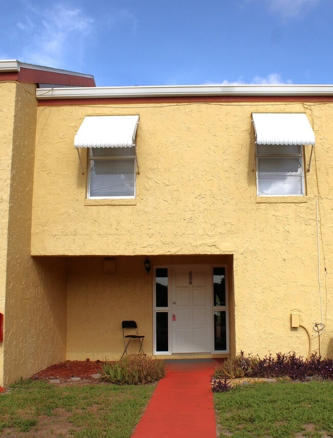 Foto del edificio - 5850 Cypress Gardens Blvd