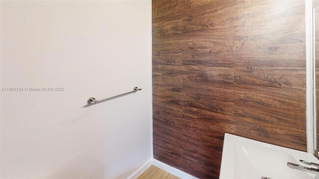 Foto del edificio - 4500 NW 195th St