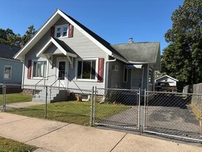 Building Photo - 136 Maynard St