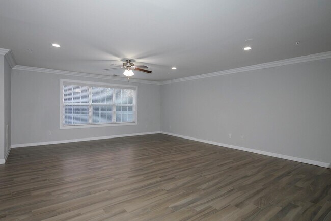 Building Photo - 145 Village Green Dr