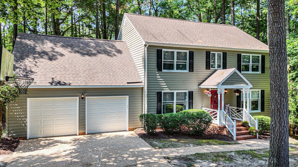 Foto principal - Beautifully Refreshed 4 Bedroom 3 Bath Col...