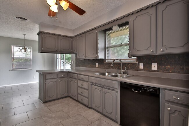 Foto del edificio - Large 3 bed/2 bath with BONUS ROOM in Yukon!