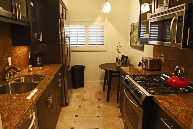 Foto del edificio - 10535 Ashton Ave