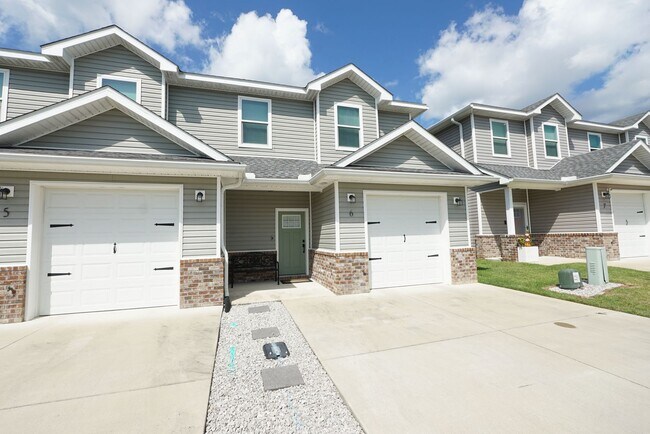 Foto del edificio - Newer Townhome Conveniently Located Near E...