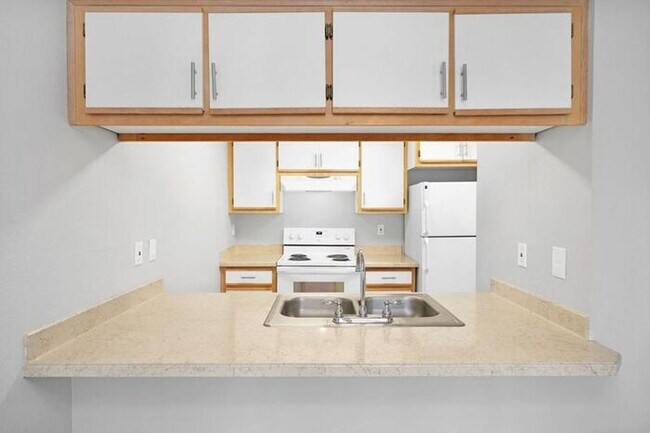 Foto del edificio - Spacious 2 Bed, 1.5 Bath. townhome with Washer and Dryer!