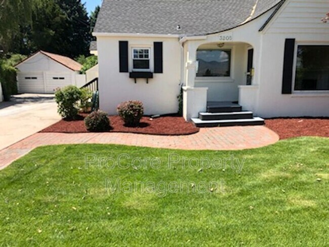 Building Photo - 3205 Crescent Rim Dr