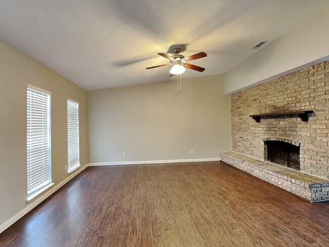 Foto del edificio - 7512 Parkwood Ln