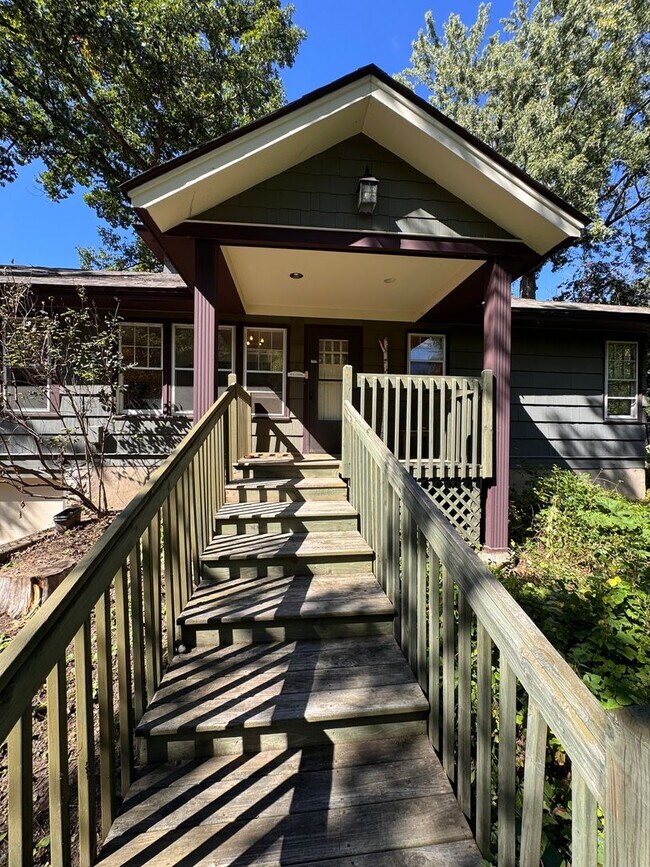 Foto del edificio - AVAILABLE NOW - Very Spacious, Unique, and...