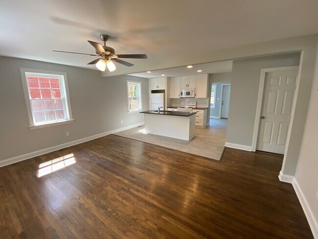 Foto del edificio - Updated 4 Bedroom Home Convenient to Carytown, Byrd Park And More. Available In July